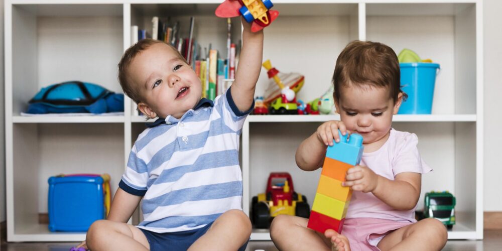 vista-frontal-lindo-hermano-hermana-bebe